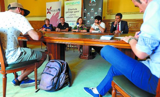 Representantes del Ayuntamiento, Ekingune y patrocinadores presentaron la fase final del concurso 'On Ekin'. 