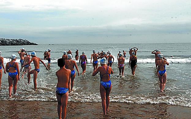 Los participantes en la 'Marea Urdiña', entrando al agua.