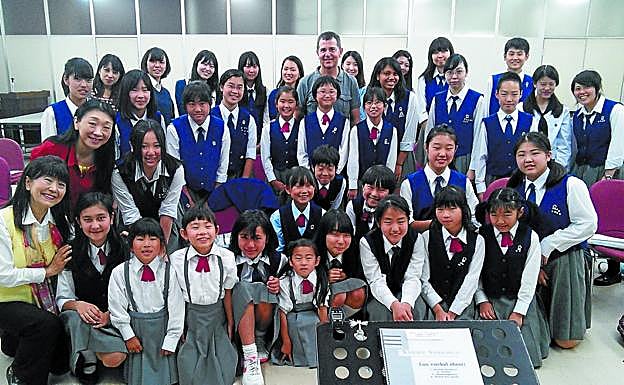 En Japón. Xabier Sarasola con uno de los coros de Odarawa y en el atril su partitura 'Lau Euskal Abesti'. 