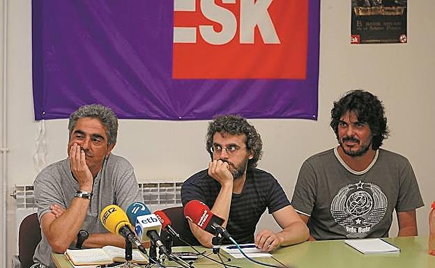 Patxi Nicolau, Julián Sánchez y Manoel Martínez durante su comparecencia de este martes en la sede gasteiztarra de ESK.
