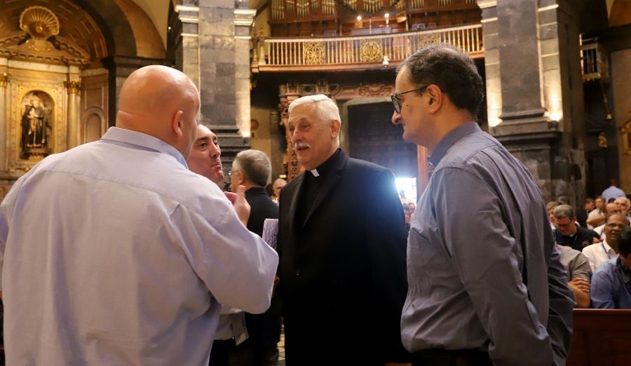 Los decanos de las universidades de la Compañia de Jesús que estos días están reunidos en Bilbao en su asamblea mundial visitan la Basílica de Loiola. Además, los académicos han visitado la casa de Iñigo de Loiola fundador de los Jesuitas. 