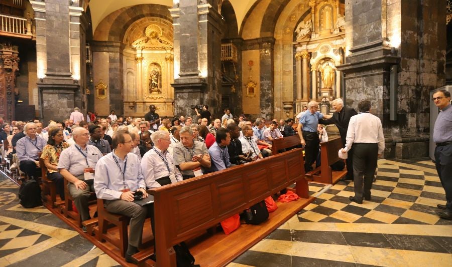 Los decanos de las universidades de la Compañia de Jesús que estos días están reunidos en Bilbao en su asamblea mundial visitan la Basílica de Loiola. Además, los académicos han visitado la casa de Iñigo de Loiola fundador de los Jesuitas. 