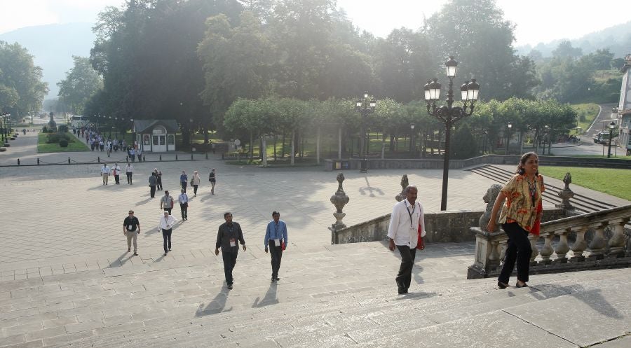 Los decanos de las universidades de la Compañia de Jesús que estos días están reunidos en Bilbao en su asamblea mundial visitan la Basílica de Loiola. Además, los académicos han visitado la casa de Iñigo de Loiola fundador de los Jesuitas. 