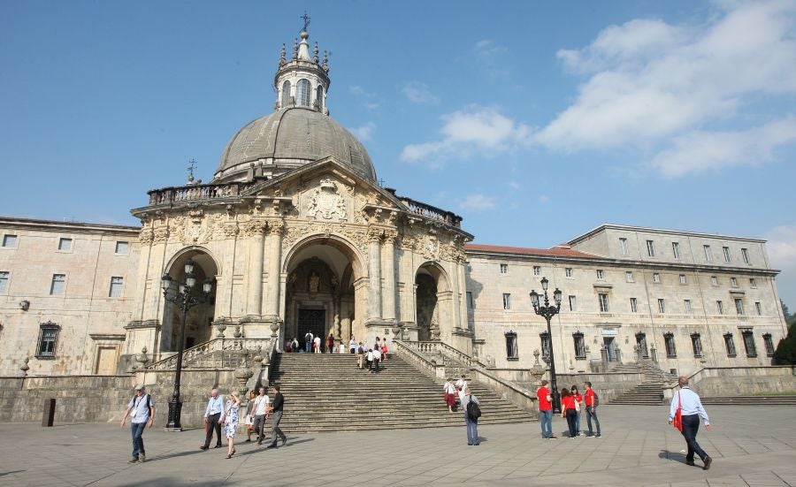 Los decanos de las universidades de la Compañia de Jesús que estos días están reunidos en Bilbao en su asamblea mundial visitan la Basílica de Loiola. Además, los académicos han visitado la casa de Iñigo de Loiola fundador de los Jesuitas. 