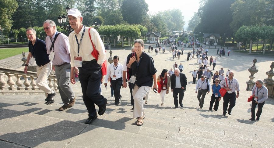 Los decanos de las universidades de la Compañia de Jesús que estos días están reunidos en Bilbao en su asamblea mundial visitan la Basílica de Loiola. Además, los académicos han visitado la casa de Iñigo de Loiola fundador de los Jesuitas. 