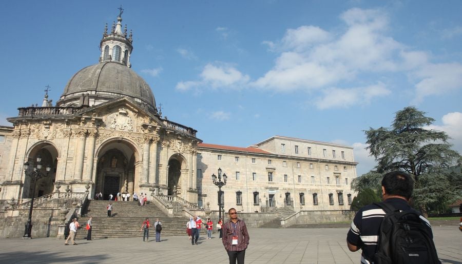 Los decanos de las universidades de la Compañia de Jesús que estos días están reunidos en Bilbao en su asamblea mundial visitan la Basílica de Loiola. Además, los académicos han visitado la casa de Iñigo de Loiola fundador de los Jesuitas. 