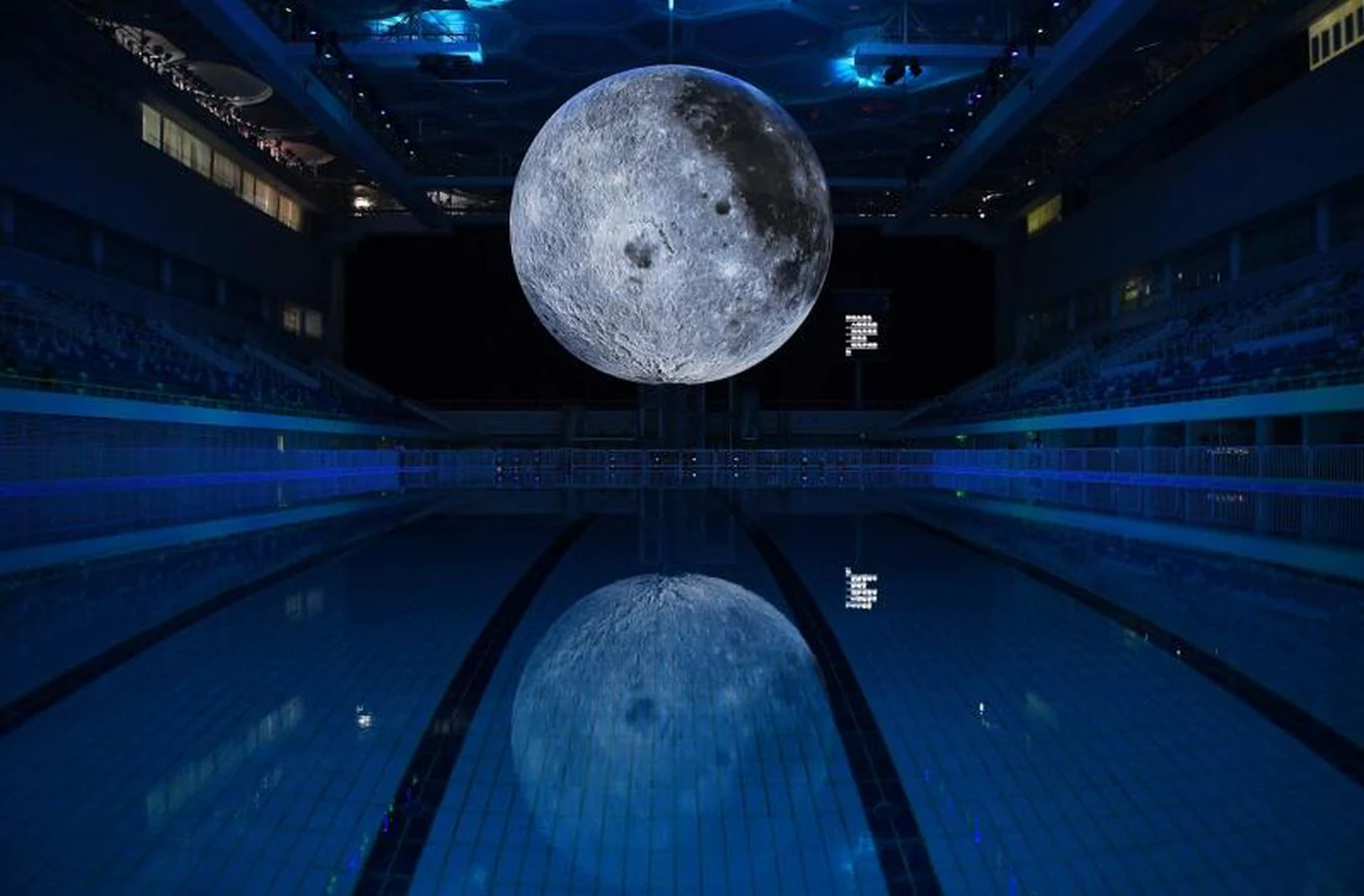 Un modelo de la Luna cuelga sobre la piscina olímpica en el Centro Aquático Nacional en Pekín, en China.