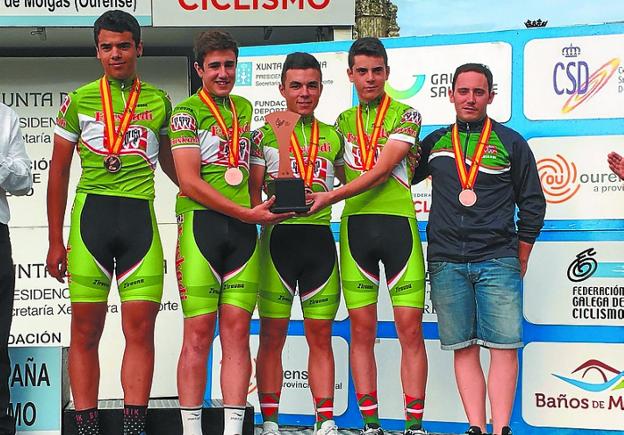 El equipo de Euskadi con la medalla de oro en Galicia. 