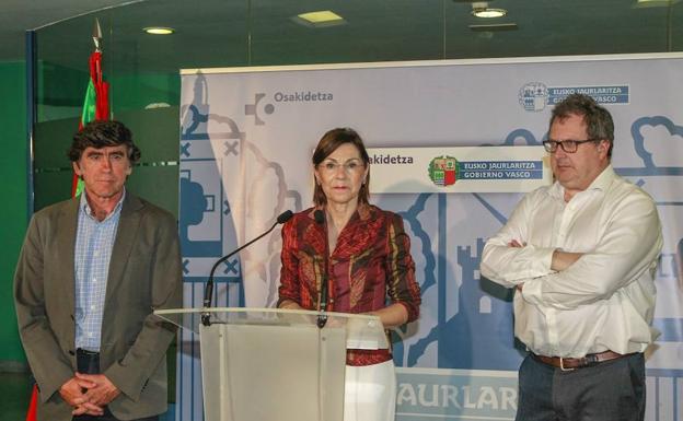 Andoni Arcelay, María Jesús Múgica y Juan Carlos Soto en la comparecencia de este miércoles por la tarde en Vitoria.