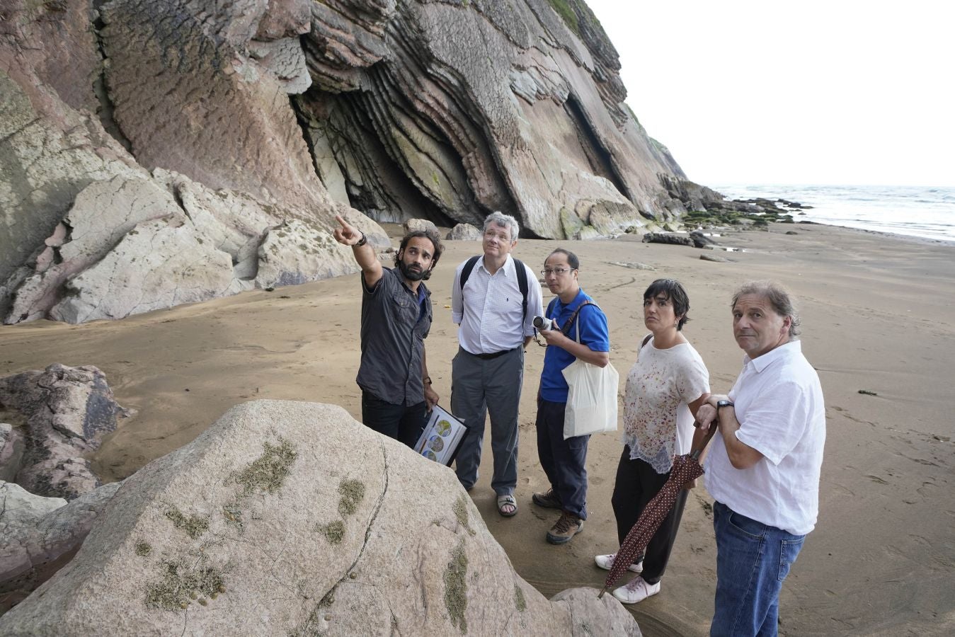 Cuatro años después de su primer proceso de revalidación, superado de manera contundente con una 'tarjeta verde', el Geoparque de la Costa Vasca acoge a evaluadores internacionales de la Unesco para determinar si continúa como Geoparque Mundial de la Unesco por un período de otros cuatro años.
