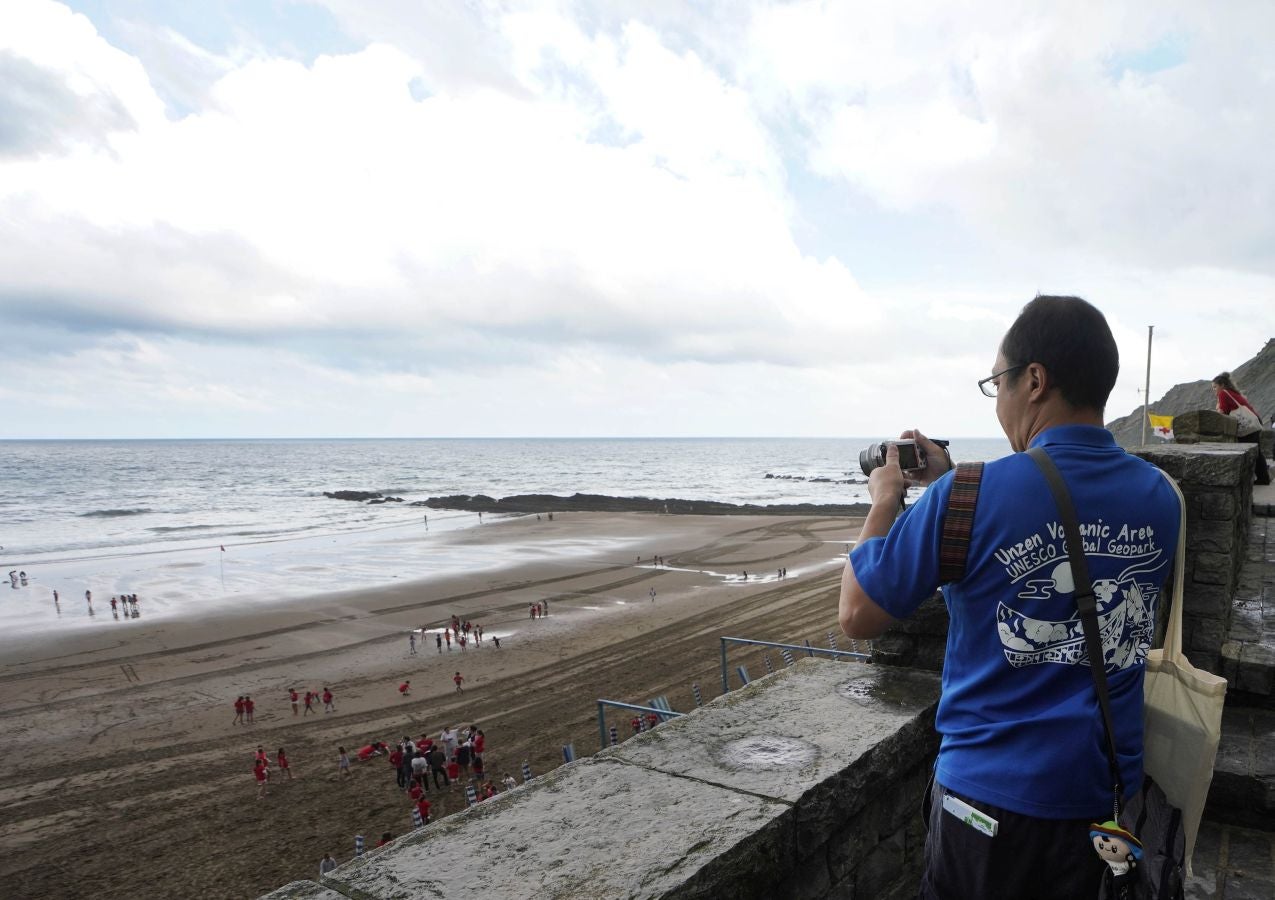 Cuatro años después de su primer proceso de revalidación, superado de manera contundente con una 'tarjeta verde', el Geoparque de la Costa Vasca acoge a evaluadores internacionales de la Unesco para determinar si continúa como Geoparque Mundial de la Unesco por un período de otros cuatro años.