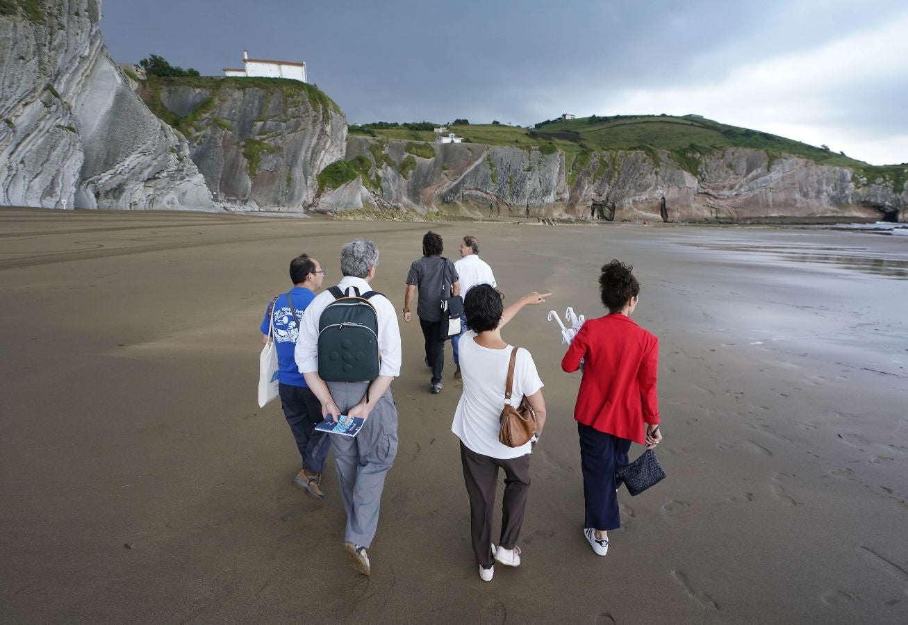 Cuatro años después de su primer proceso de revalidación, superado de manera contundente con una 'tarjeta verde', el Geoparque de la Costa Vasca acoge a evaluadores internacionales de la Unesco para determinar si continúa como Geoparque Mundial de la Unesco por un período de otros cuatro años.
