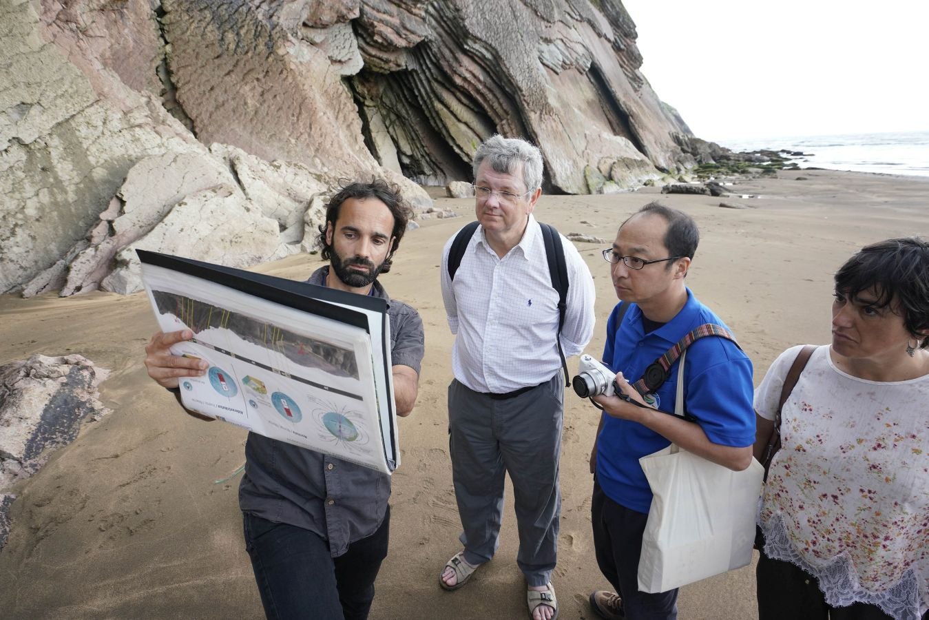Cuatro años después de su primer proceso de revalidación, superado de manera contundente con una 'tarjeta verde', el Geoparque de la Costa Vasca acoge a evaluadores internacionales de la Unesco para determinar si continúa como Geoparque Mundial de la Unesco por un período de otros cuatro años.