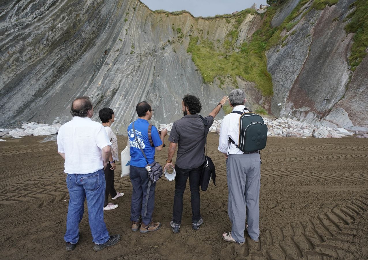Cuatro años después de su primer proceso de revalidación, superado de manera contundente con una 'tarjeta verde', el Geoparque de la Costa Vasca acoge a evaluadores internacionales de la Unesco para determinar si continúa como Geoparque Mundial de la Unesco por un período de otros cuatro años.
