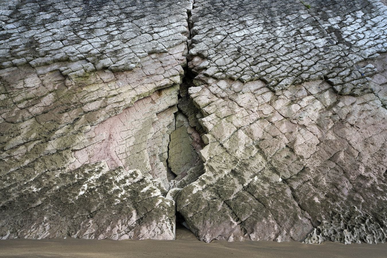 Cuatro años después de su primer proceso de revalidación, superado de manera contundente con una 'tarjeta verde', el Geoparque de la Costa Vasca acoge a evaluadores internacionales de la Unesco para determinar si continúa como Geoparque Mundial de la Unesco por un período de otros cuatro años.