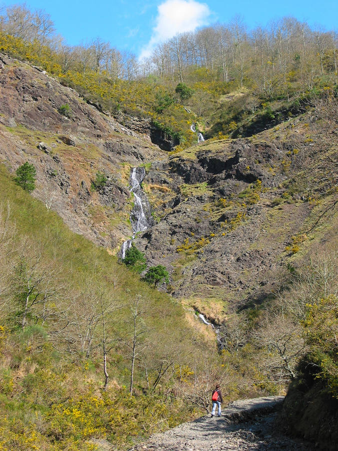 A los pies de las Peñas de Aia, un laberinto de galerías excavadas a pico convierte el valle de Oiartzun en un auténtico queso gruyer