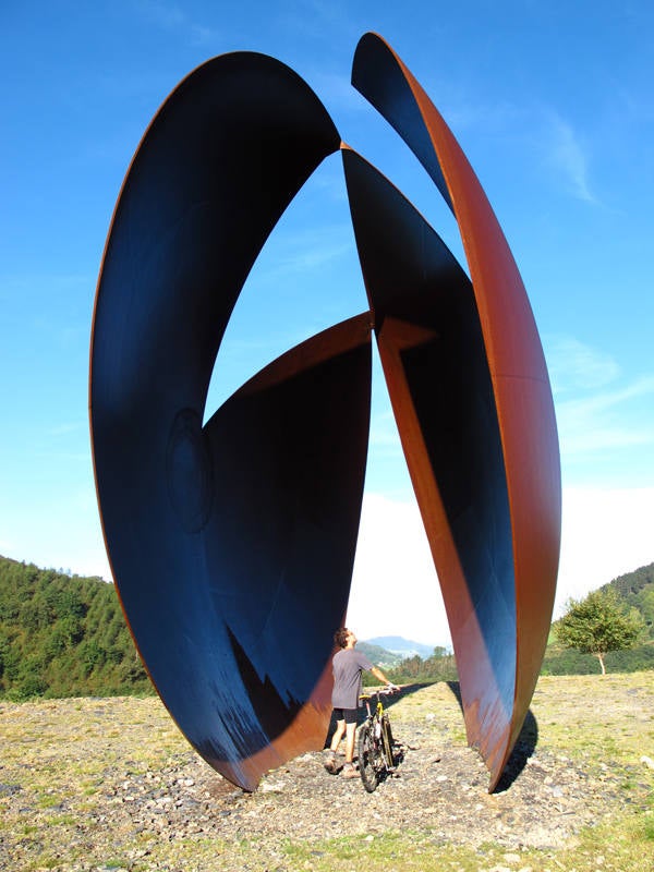 A los pies de las Peñas de Aia, un laberinto de galerías excavadas a pico convierte el valle de Oiartzun en un auténtico queso gruyer