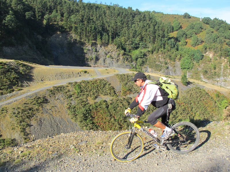 A los pies de las Peñas de Aia, un laberinto de galerías excavadas a pico convierte el valle de Oiartzun en un auténtico queso gruyer