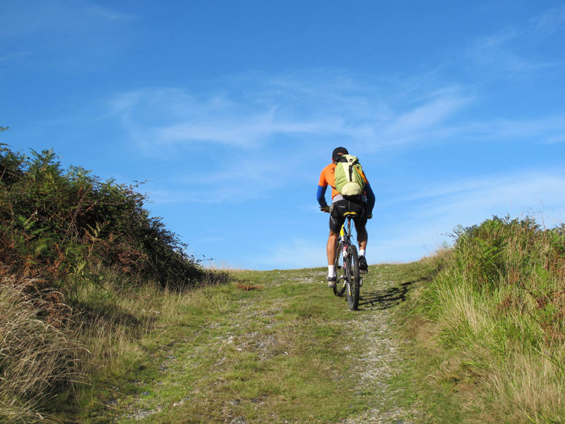 A los pies de las Peñas de Aia, un laberinto de galerías excavadas a pico convierte el valle de Oiartzun en un auténtico queso gruyer