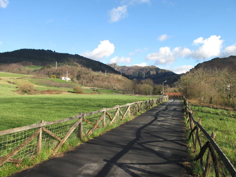 A los pies de las Peñas de Aia, un laberinto de galerías excavadas a pico convierte el valle de Oiartzun en un auténtico queso gruyer
