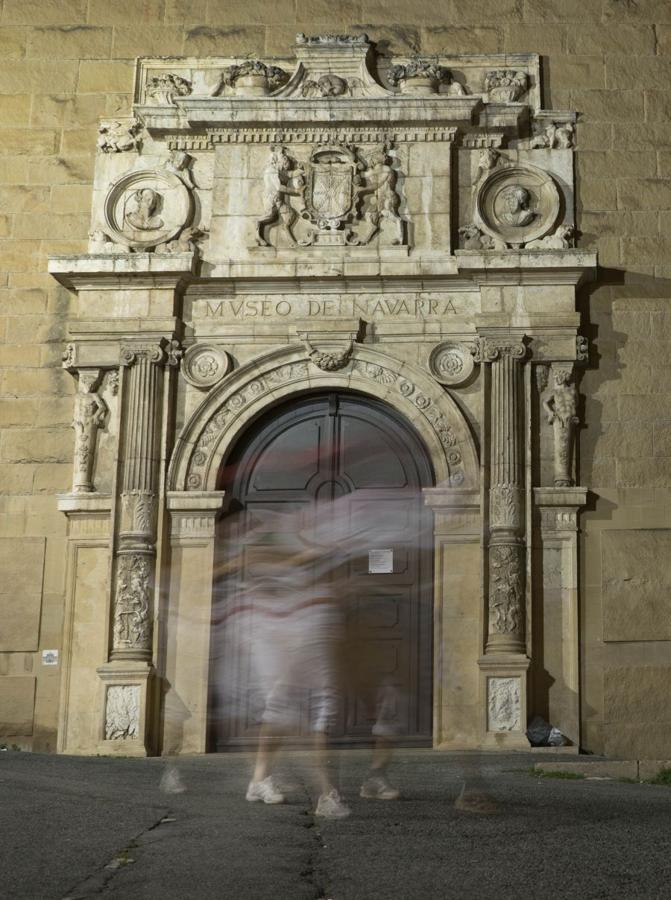 Pamplona, con sus rincones oscuros, sus fantasmas y sus leyendas de cuchillos