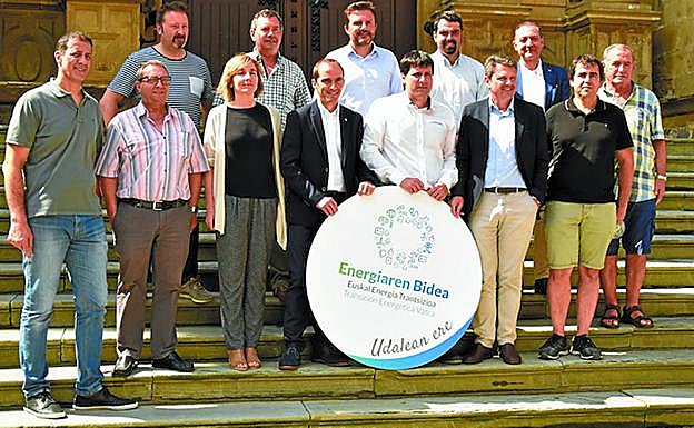 Los corporativos posan con la imagen que identifica acciones pro transición energética. 