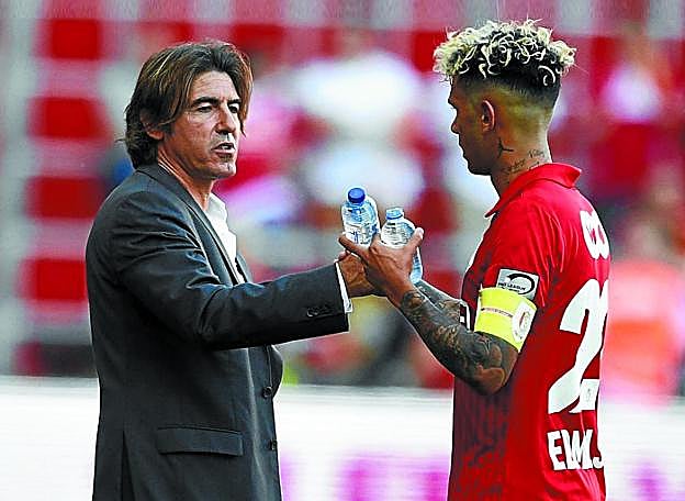 Ricardo Sa Pinto felicita a Edmilson Junior a la conclusión de un partido con el Standard Lieja. El jugador lució el brazalete de capitán ese día.