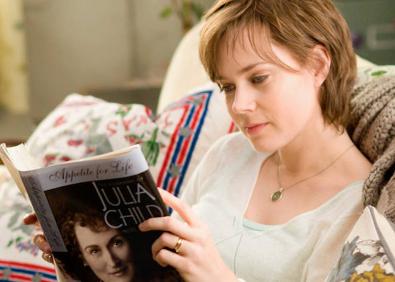 Imagen secundaria 1 - Amy Adams en tres películas icónicas en su filmgrafía: 'La gran estafa americana' (2013), Julia & Julia (2009) y 'Big Eyes' (2014).