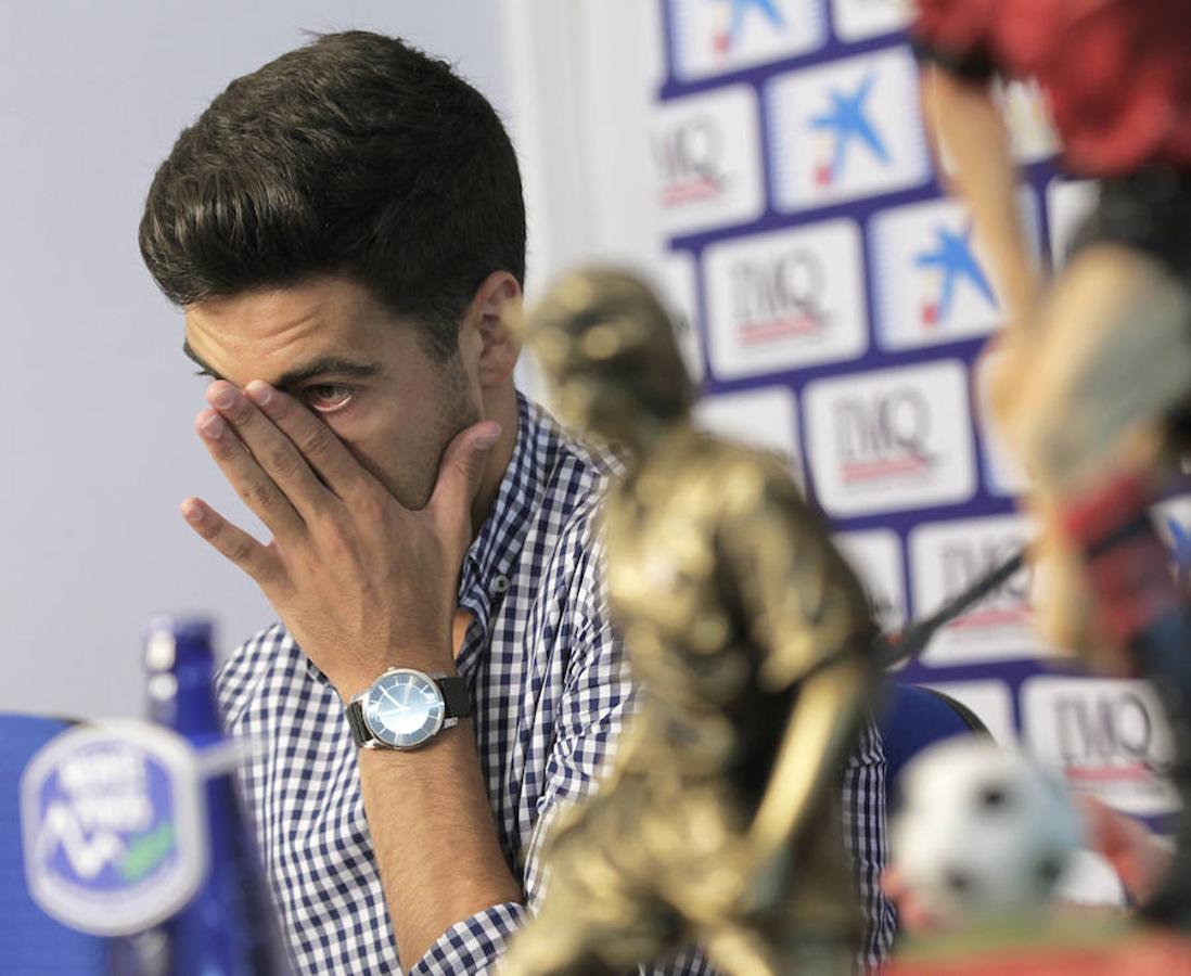 El nuevo jugador de la Real Sociedad se inició en Osasuna, donde llamó la atención del Dortmund alemán. Después fichó por el Newcastle. También sabe lo que es jugar en diferentes categorías de la selección española. 