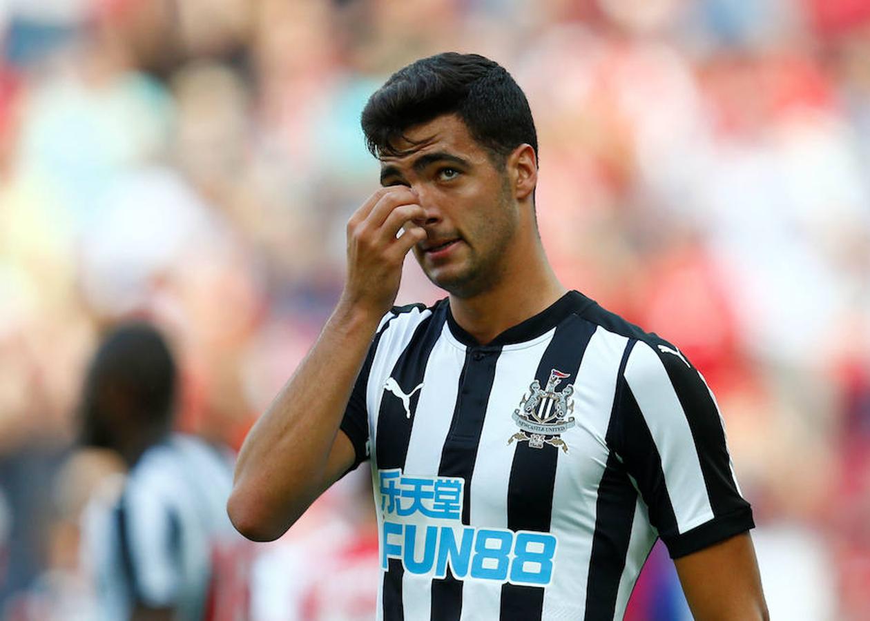 El nuevo jugador de la Real Sociedad se inició en Osasuna, donde llamó la atención del Dortmund alemán. Después fichó por el Newcastle. También sabe lo que es jugar en diferentes categorías de la selección española. 