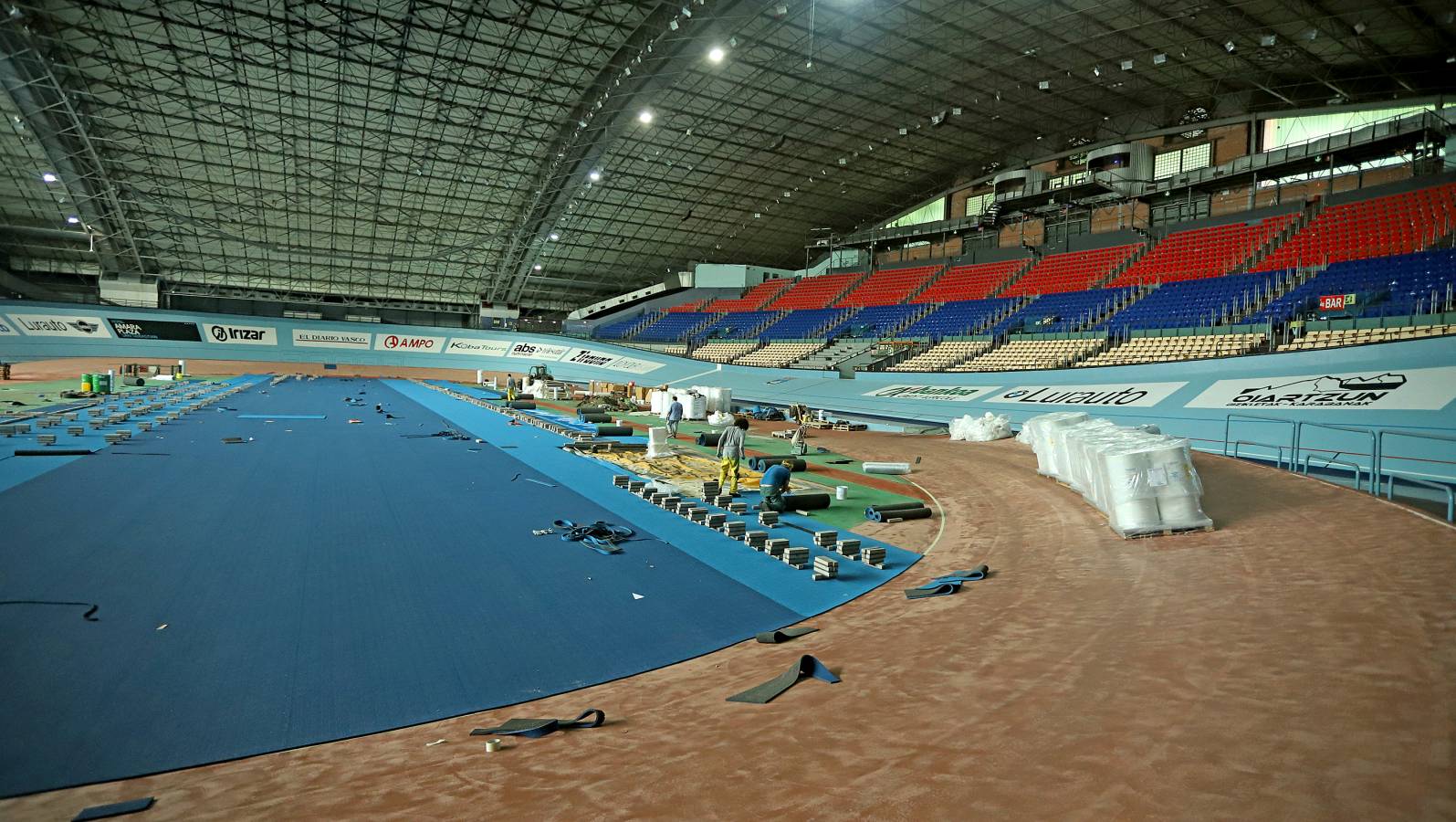 Ya se distinguen los dos tonos de color azul de la nueva pista de atletismo de la instalación donostiarra.