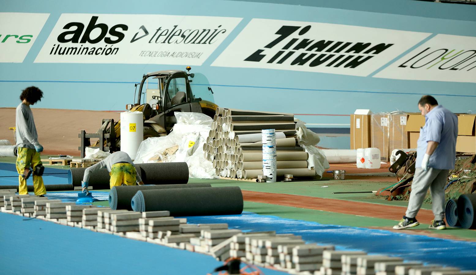 Ya se distinguen los dos tonos de color azul de la nueva pista de atletismo de la instalación donostiarra.