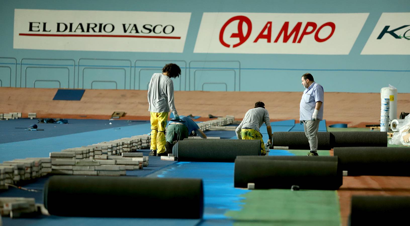 Ya se distinguen los dos tonos de color azul de la nueva pista de atletismo de la instalación donostiarra.