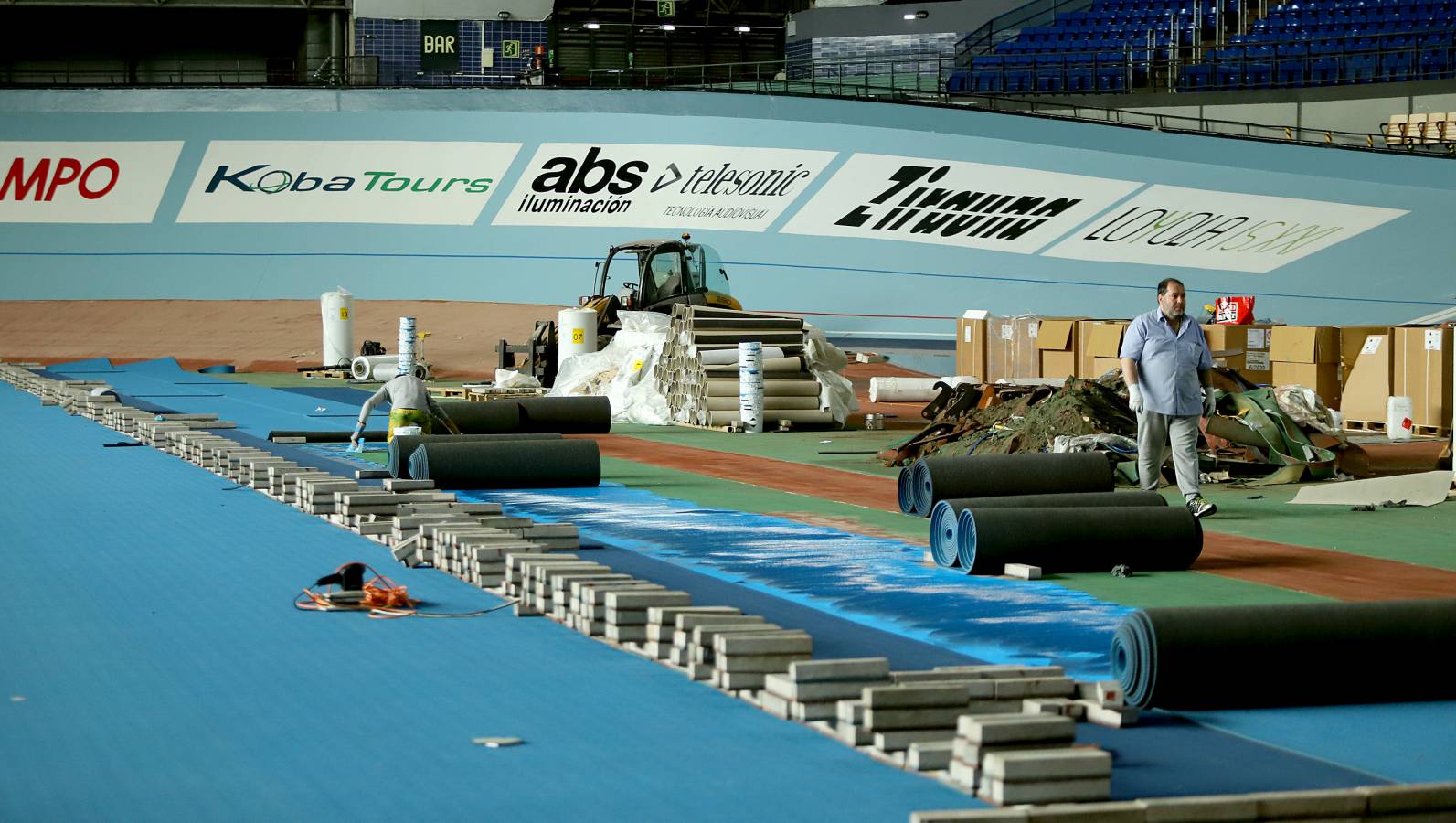 Ya se distinguen los dos tonos de color azul de la nueva pista de atletismo de la instalación donostiarra.