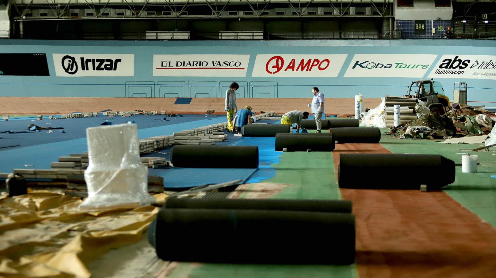 Ya se distinguen los dos tonos de color azul de la nueva pista de atletismo de la instalación donostiarra.