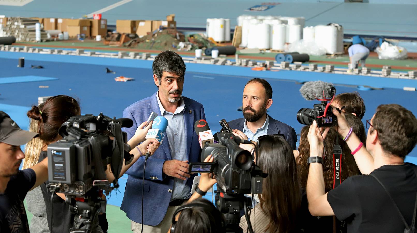 Ya se distinguen los dos tonos de color azul de la nueva pista de atletismo de la instalación donostiarra.