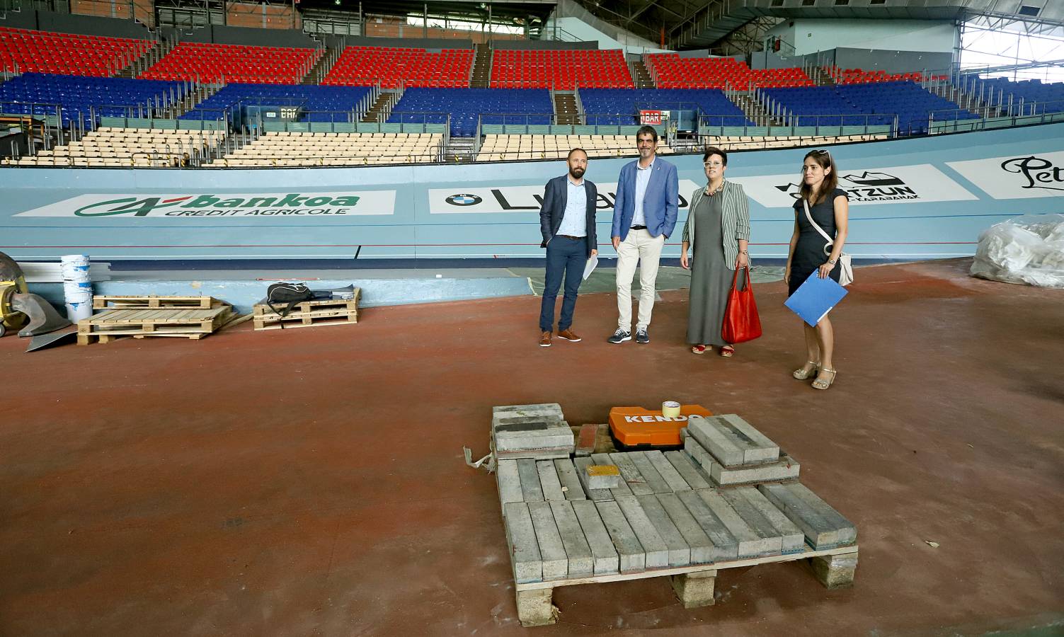 Ya se distinguen los dos tonos de color azul de la nueva pista de atletismo de la instalación donostiarra.