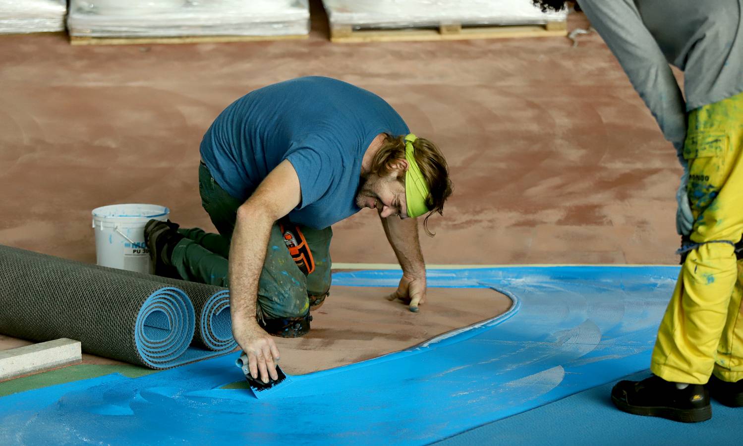 Ya se distinguen los dos tonos de color azul de la nueva pista de atletismo de la instalación donostiarra.