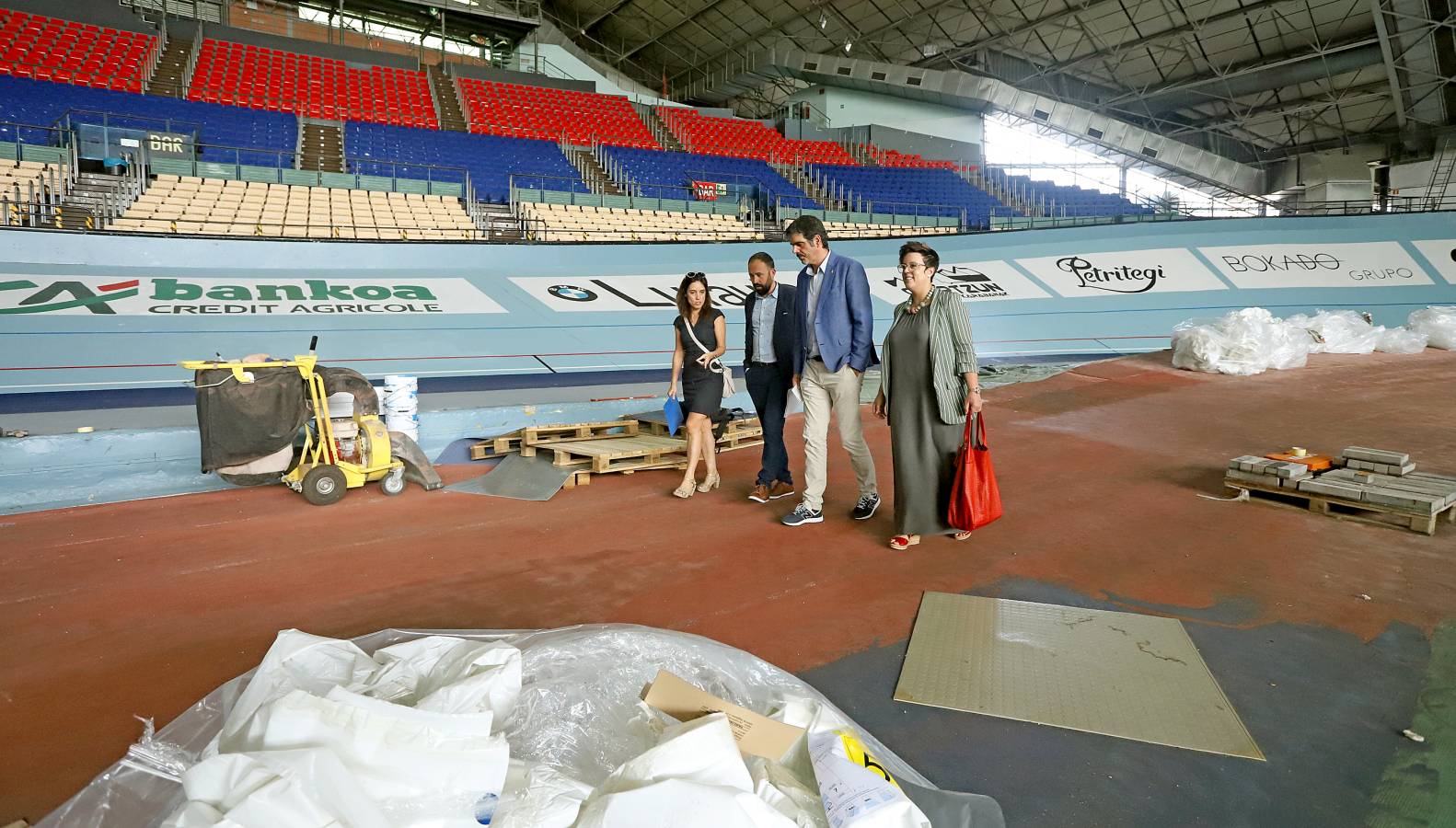 Ya se distinguen los dos tonos de color azul de la nueva pista de atletismo de la instalación donostiarra.