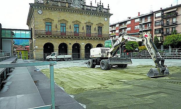 Ayer se desarrollaron los trabajos para recrear un circo romano en la plaza San Juan.