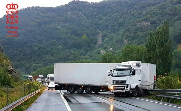 El accidente de un camión a primera hora ha complicado el tráfico en la A-15