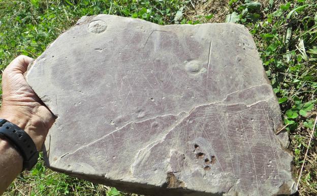 La laja de piedra arenisca rojiza con una serie de rayas que fue hallada en la campaña de 2017 del poblado de la Edad de Hierro de Basagain, que podría ser el primer plano urbano del territorio vasco.