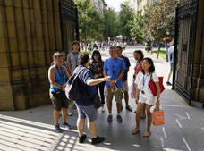 Turistas visitando la iglesia del Buen Pastor en el tour de la oficina de turismo