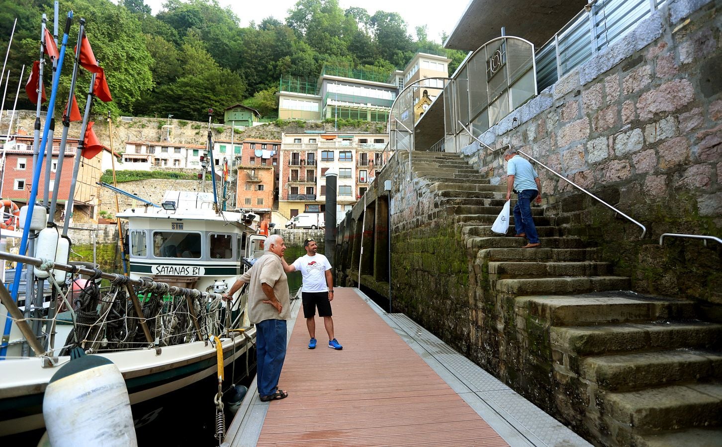 Los 'arrantzales' han paseado a la Virgen del Carmen como homenaje a la gente de la mar