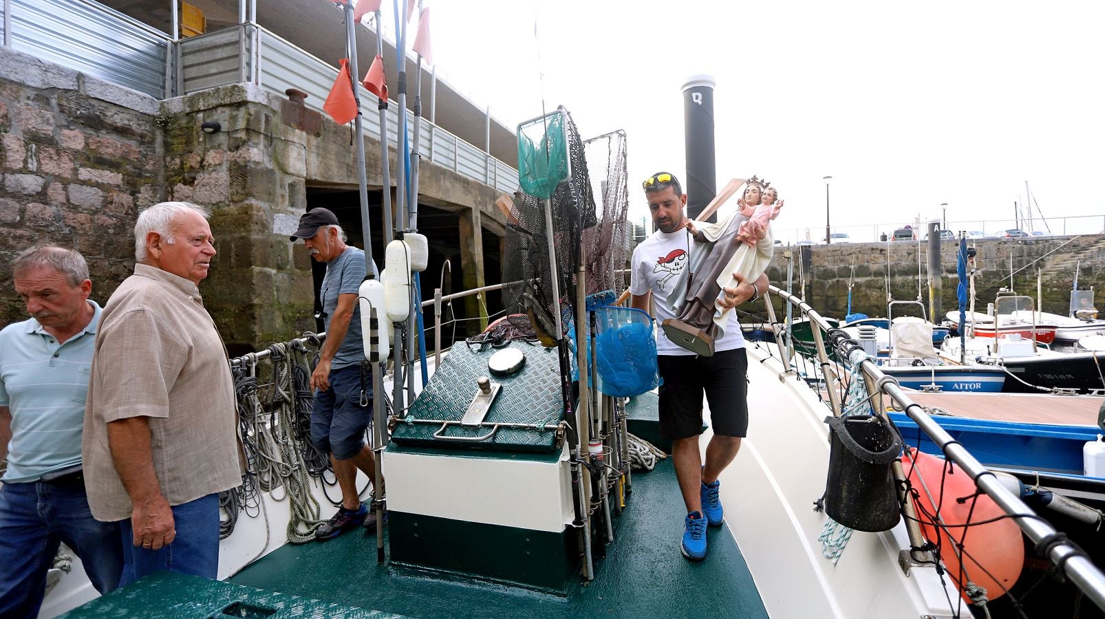 Los 'arrantzales' han paseado a la Virgen del Carmen como homenaje a la gente de la mar