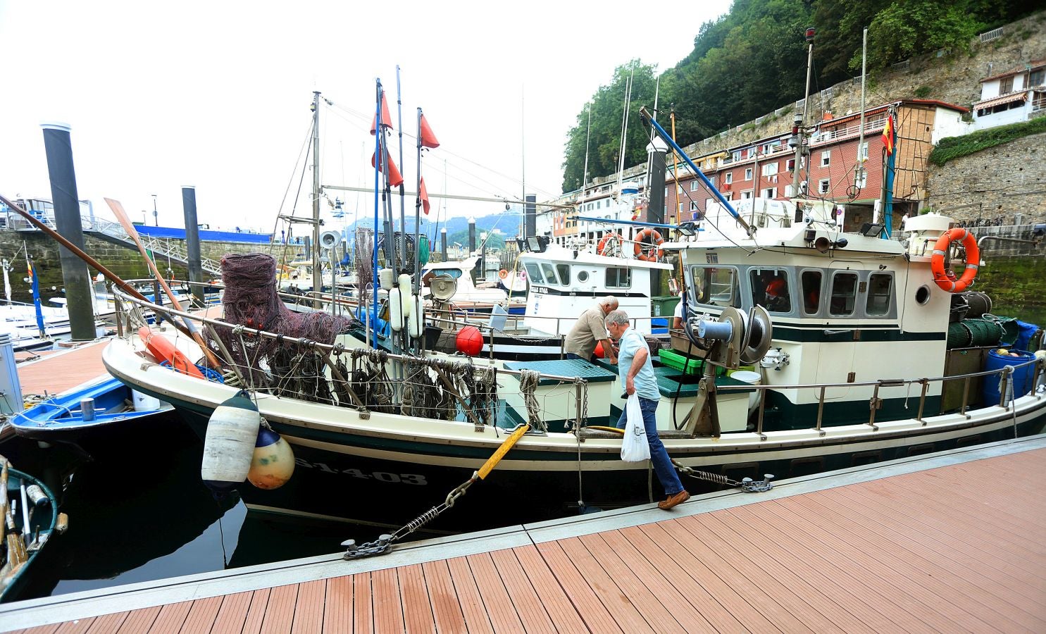Los 'arrantzales' han paseado a la Virgen del Carmen como homenaje a la gente de la mar