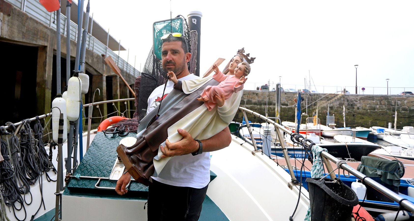 Los 'arrantzales' han paseado a la Virgen del Carmen como homenaje a la gente de la mar
