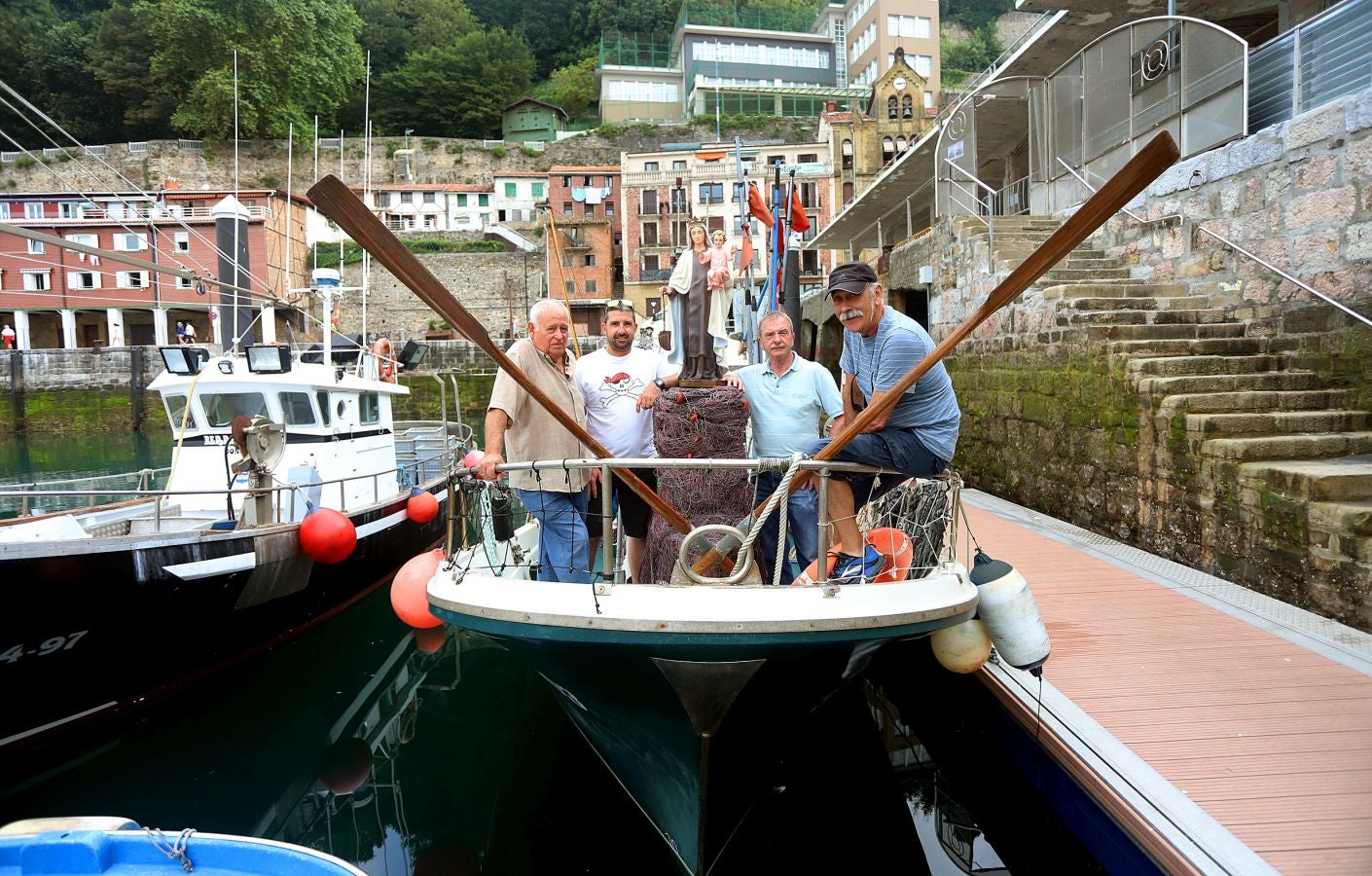 Los 'arrantzales' han paseado a la Virgen del Carmen como homenaje a la gente de la mar