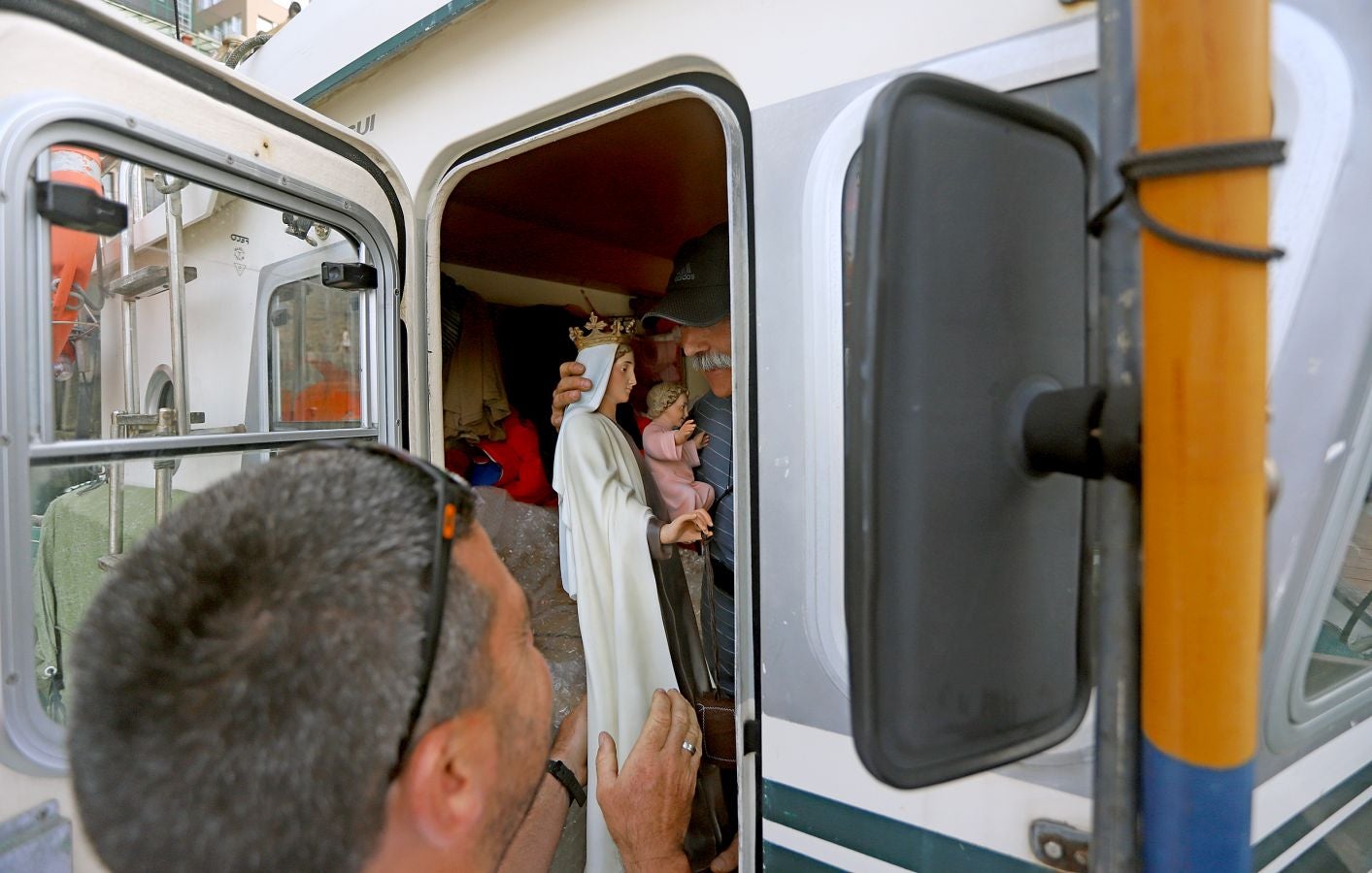Los 'arrantzales' han paseado a la Virgen del Carmen como homenaje a la gente de la mar