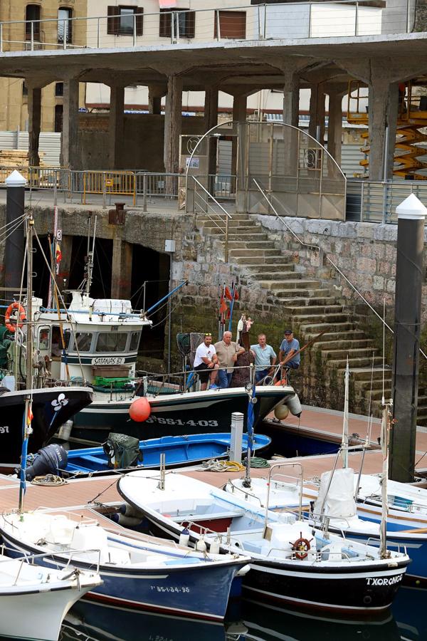 Los 'arrantzales' han paseado a la Virgen del Carmen como homenaje a la gente de la mar